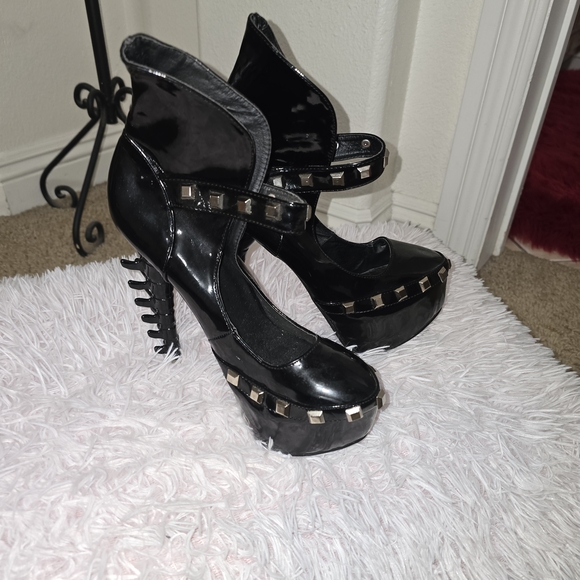 Show Story Shoes - Black Leather Show Story Stelettiots Chic Black Heels with Stud Accents